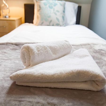 Comfortable Swindon Town Centre Apartments, Free Parking, Sleeps Up To 8 Extérieur photo