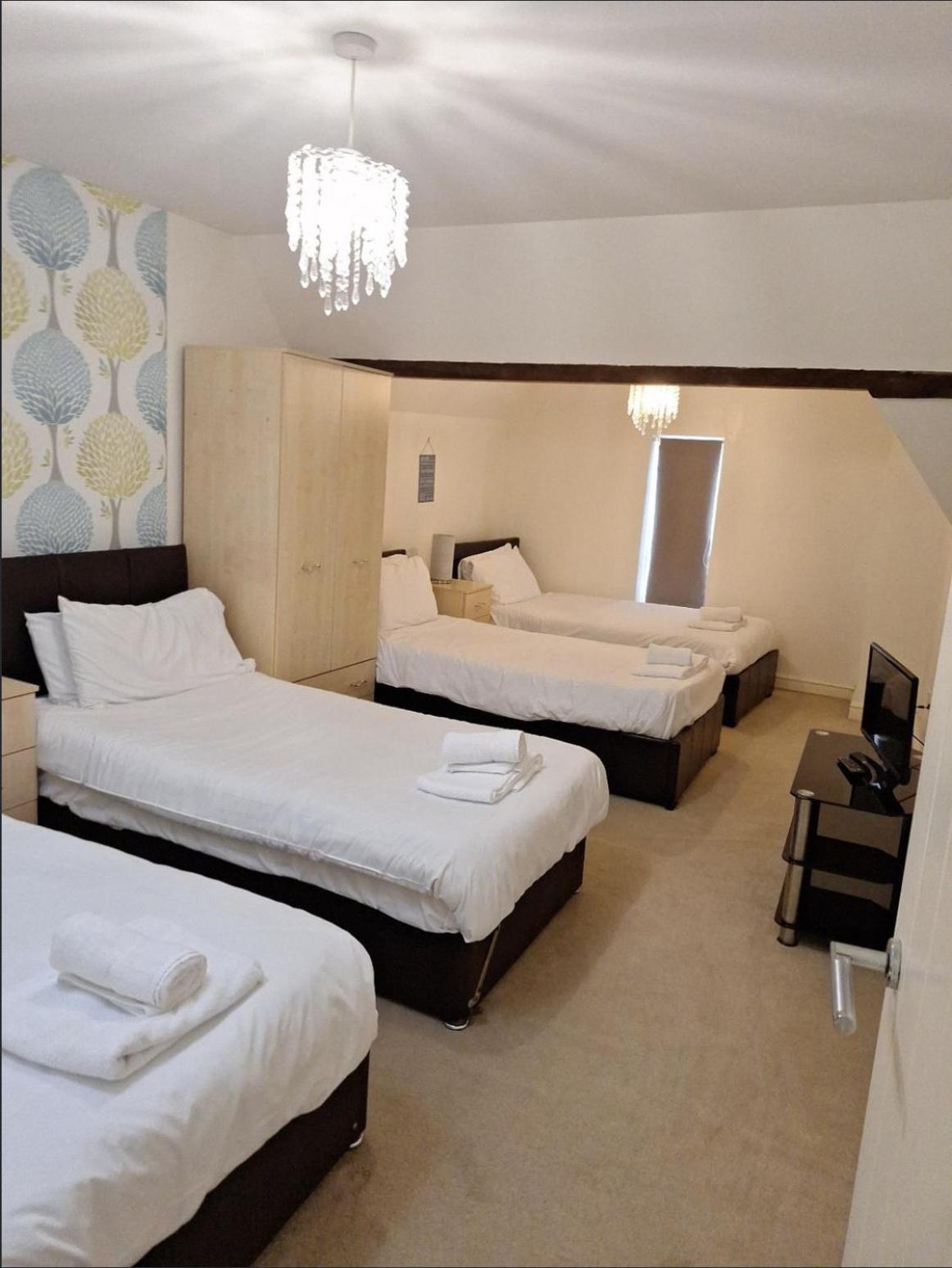 Comfortable Swindon Town Centre Apartments, Free Parking, Sleeps Up To 8 Extérieur photo