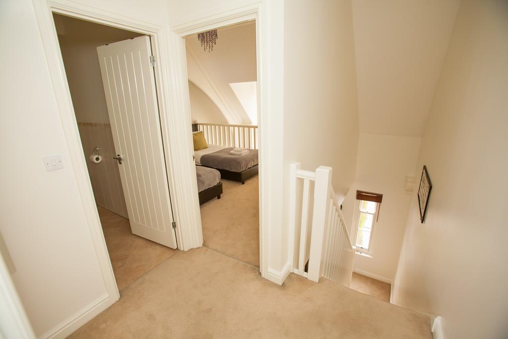 Comfortable Swindon Town Centre Apartments, Free Parking, Sleeps Up To 8 Extérieur photo