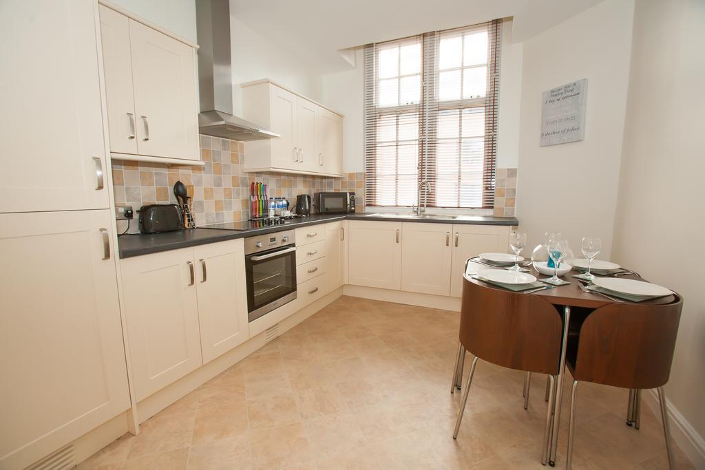 Comfortable Swindon Town Centre Apartments, Free Parking, Sleeps Up To 8 Extérieur photo