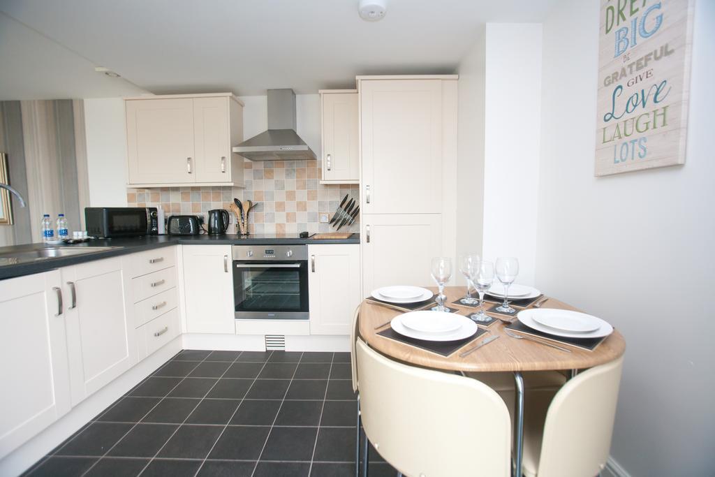 Comfortable Swindon Town Centre Apartments, Free Parking, Sleeps Up To 8 Extérieur photo
