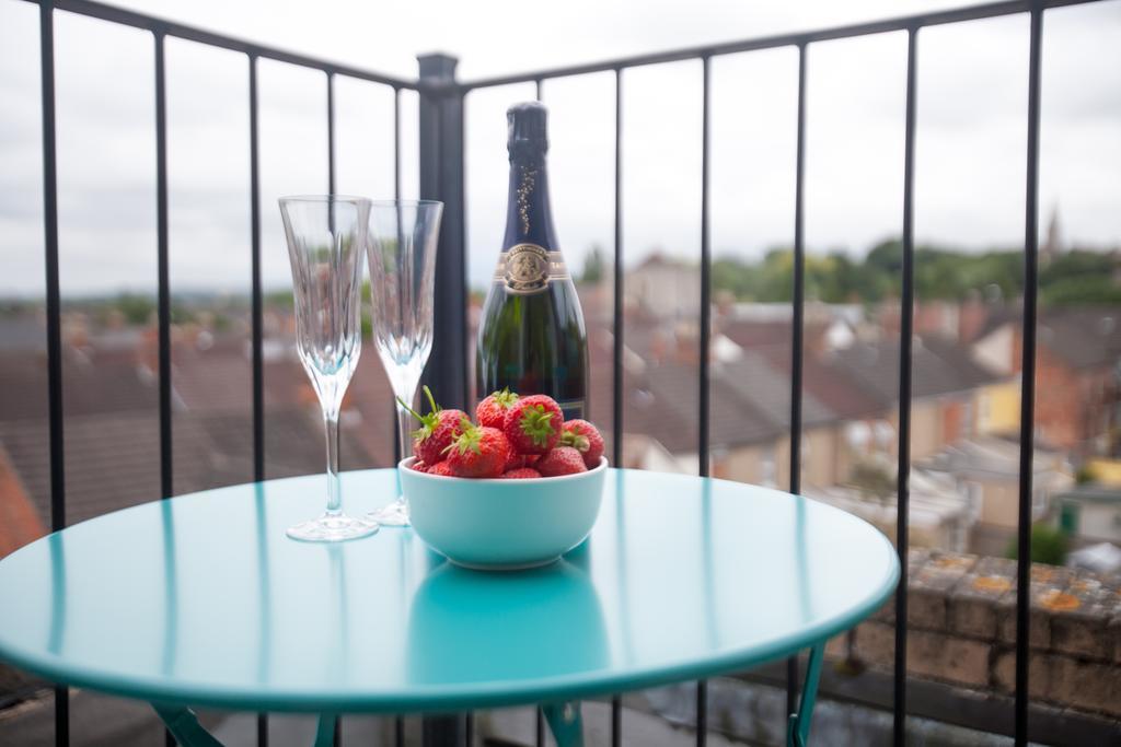 Comfortable Swindon Town Centre Apartments, Free Parking, Sleeps Up To 8 Extérieur photo