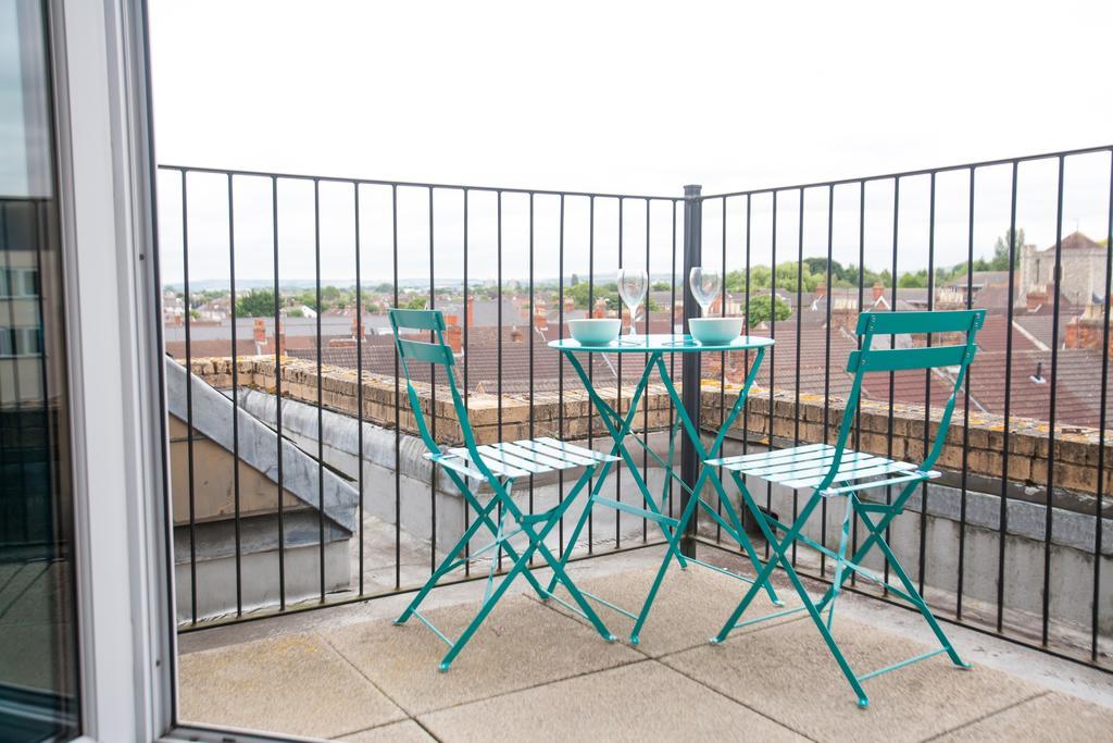 Comfortable Swindon Town Centre Apartments, Free Parking, Sleeps Up To 8 Extérieur photo