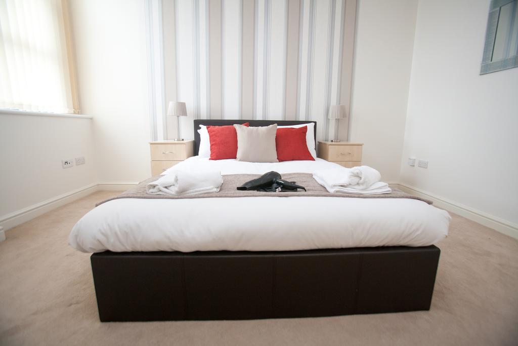 Comfortable Swindon Town Centre Apartments, Free Parking, Sleeps Up To 8 Extérieur photo