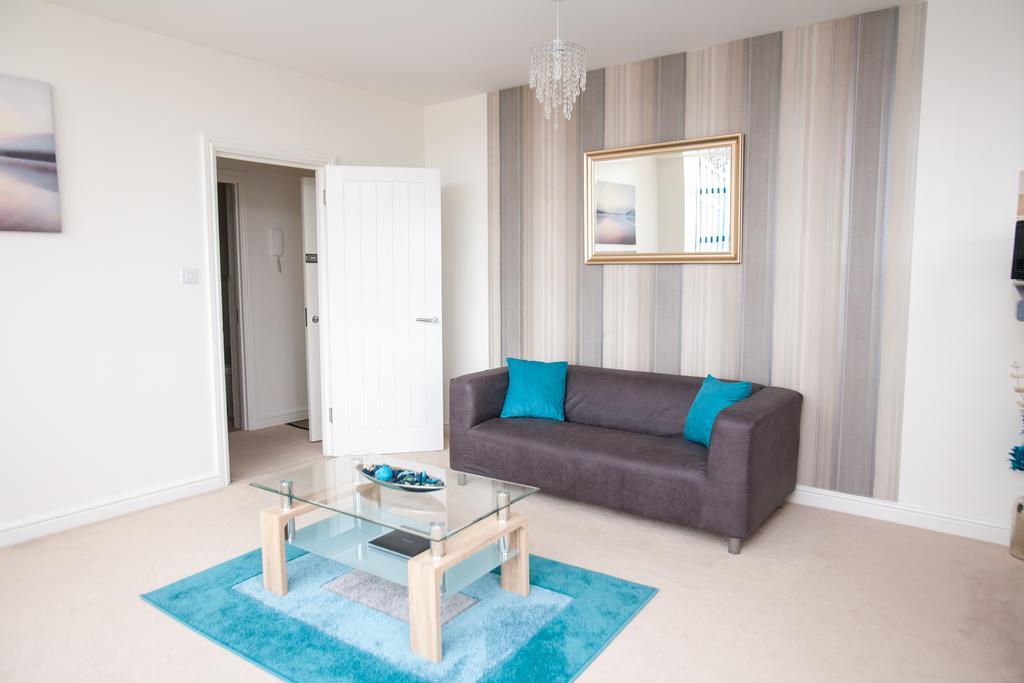Comfortable Swindon Town Centre Apartments, Free Parking, Sleeps Up To 8 Extérieur photo