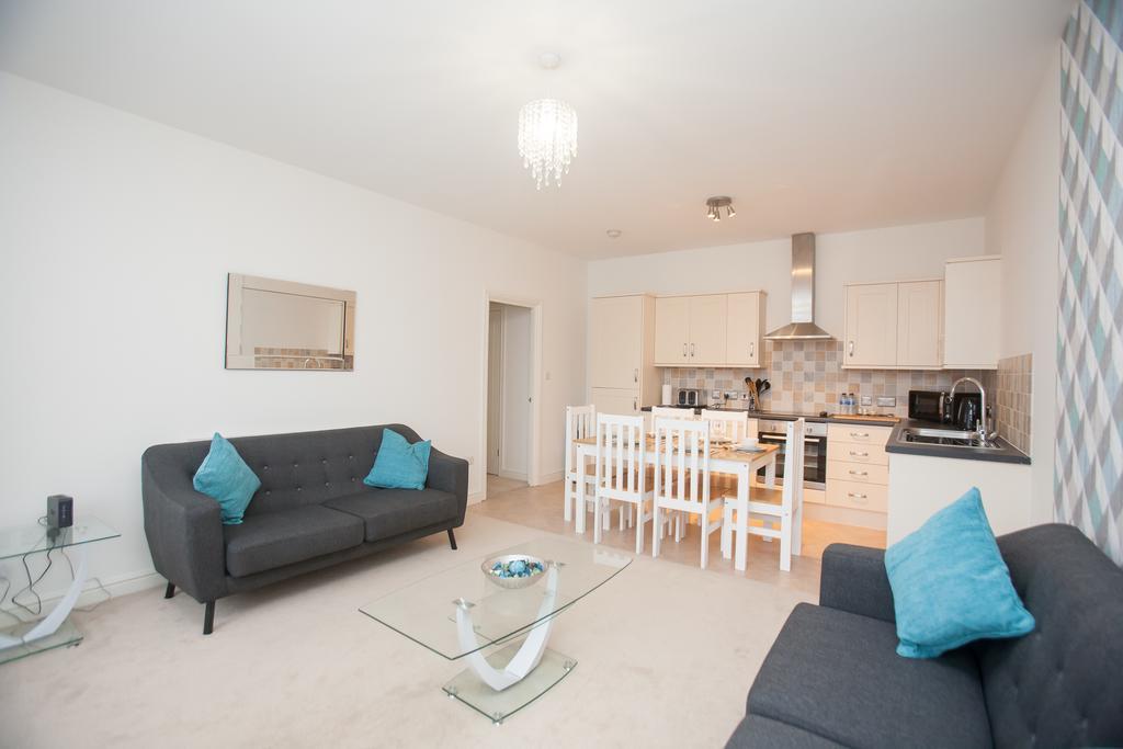 Comfortable Swindon Town Centre Apartments, Free Parking, Sleeps Up To 8 Extérieur photo