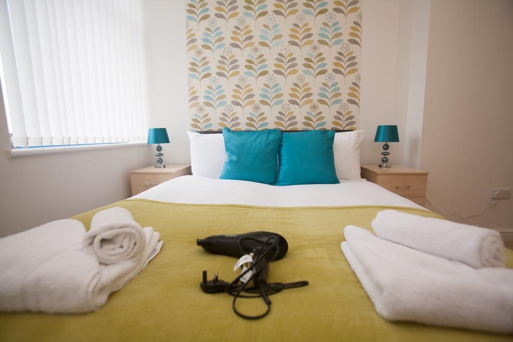 Comfortable Swindon Town Centre Apartments, Free Parking, Sleeps Up To 8 Extérieur photo