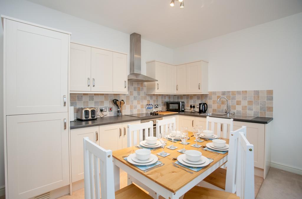 Comfortable Swindon Town Centre Apartments, Free Parking, Sleeps Up To 8 Extérieur photo