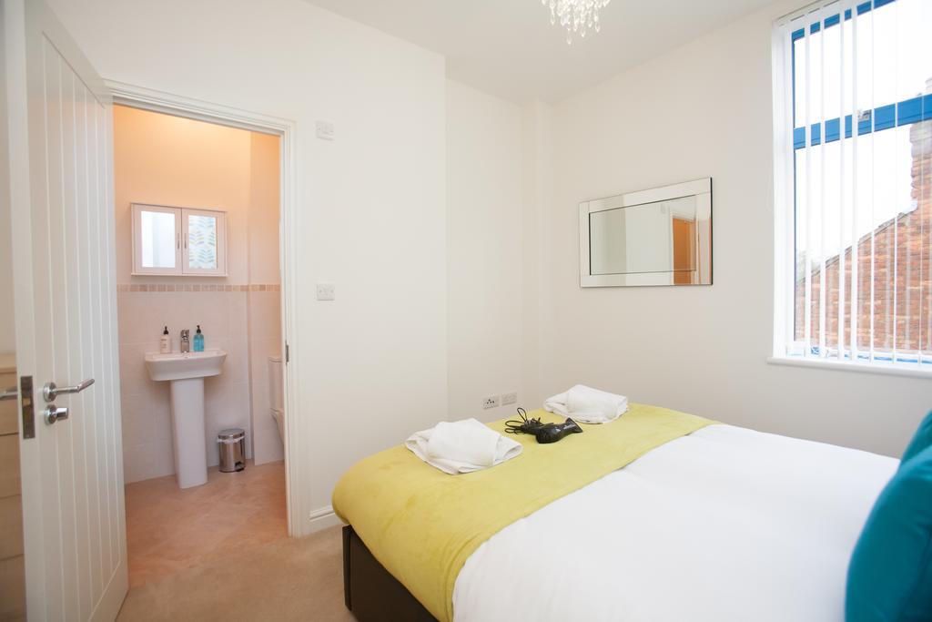 Comfortable Swindon Town Centre Apartments, Free Parking, Sleeps Up To 8 Extérieur photo