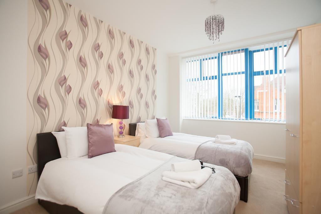 Comfortable Swindon Town Centre Apartments, Free Parking, Sleeps Up To 8 Extérieur photo