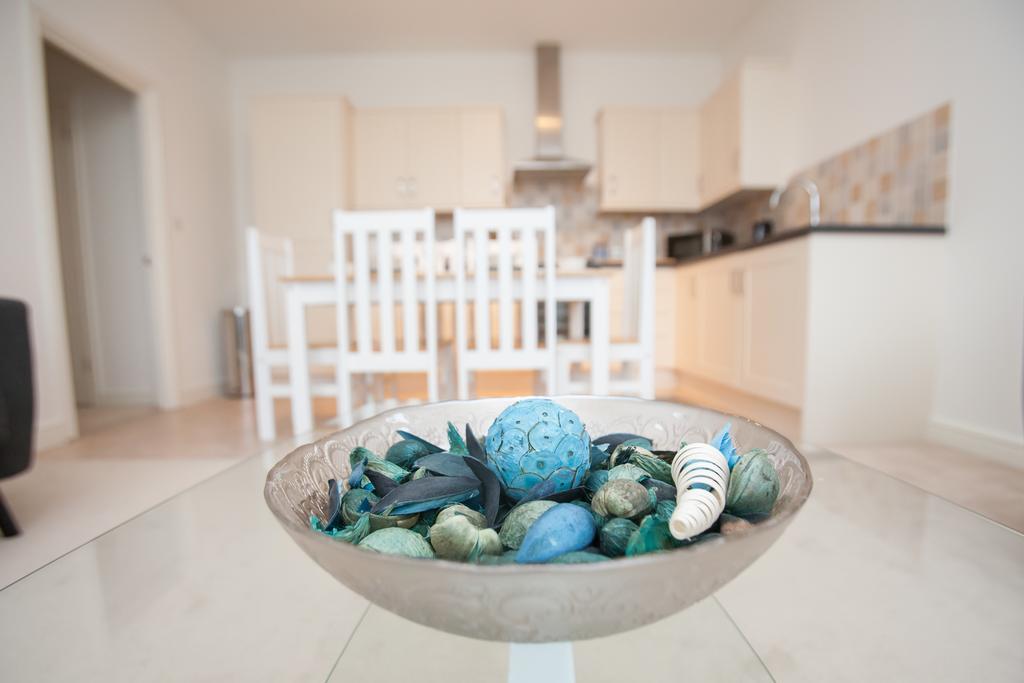 Comfortable Swindon Town Centre Apartments, Free Parking, Sleeps Up To 8 Extérieur photo