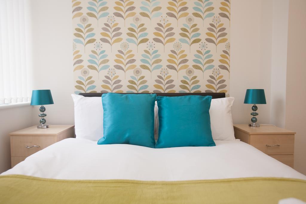 Comfortable Swindon Town Centre Apartments, Free Parking, Sleeps Up To 8 Extérieur photo