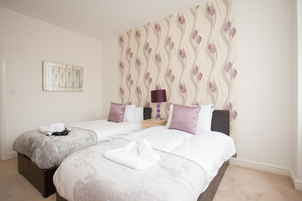 Comfortable Swindon Town Centre Apartments, Free Parking, Sleeps Up To 8 Extérieur photo