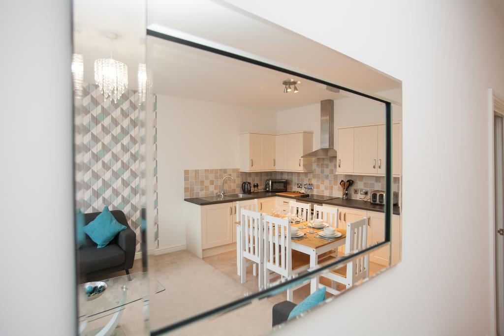 Comfortable Swindon Town Centre Apartments, Free Parking, Sleeps Up To 8 Extérieur photo