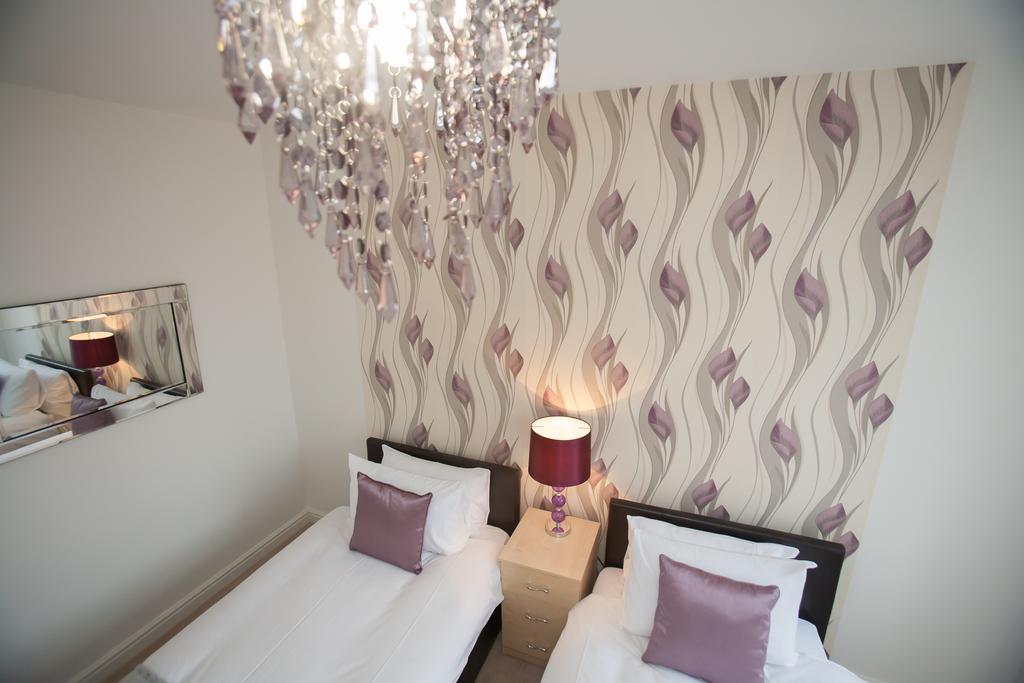 Comfortable Swindon Town Centre Apartments, Free Parking, Sleeps Up To 8 Extérieur photo
