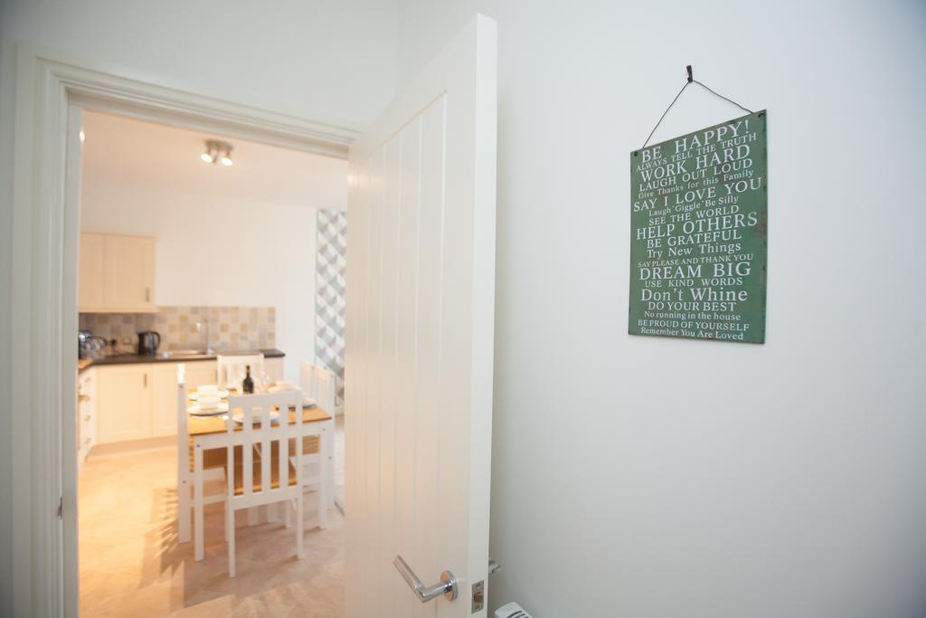 Comfortable Swindon Town Centre Apartments, Free Parking, Sleeps Up To 8 Extérieur photo