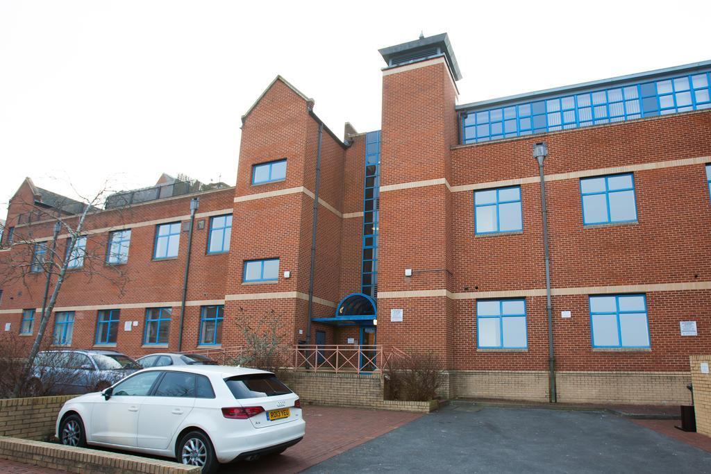 Comfortable Swindon Town Centre Apartments, Free Parking, Sleeps Up To 8 Extérieur photo