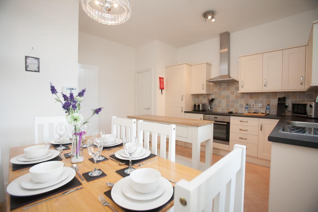 Comfortable Swindon Town Centre Apartments, Free Parking, Sleeps Up To 8 Extérieur photo