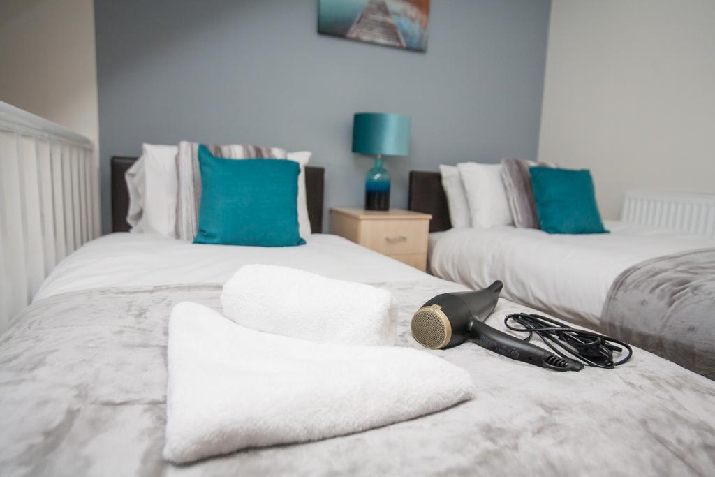 Comfortable Swindon Town Centre Apartments, Free Parking, Sleeps Up To 8 Extérieur photo