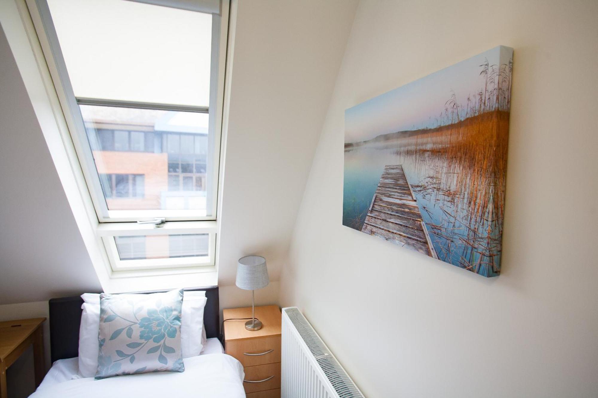 Comfortable Swindon Town Centre Apartments, Free Parking, Sleeps Up To 8 Extérieur photo
