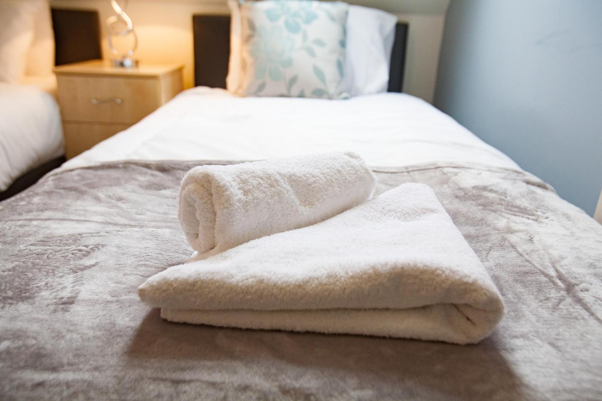 Comfortable Swindon Town Centre Apartments, Free Parking, Sleeps Up To 8 Extérieur photo