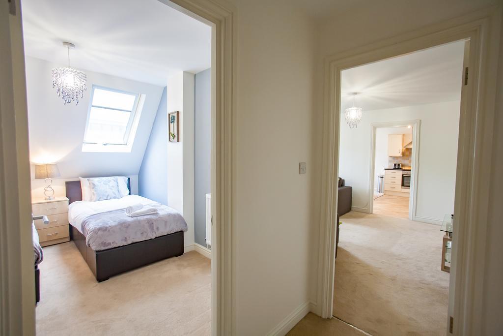Comfortable Swindon Town Centre Apartments, Free Parking, Sleeps Up To 8 Extérieur photo