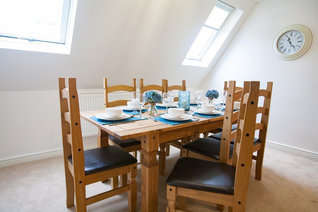 Comfortable Swindon Town Centre Apartments, Free Parking, Sleeps Up To 8 Extérieur photo