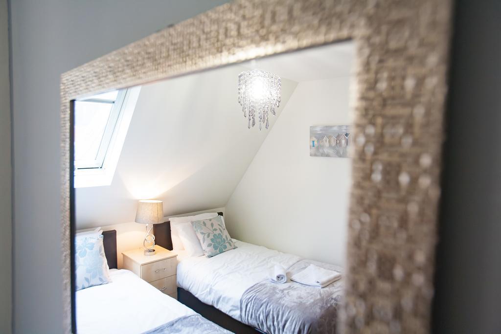 Comfortable Swindon Town Centre Apartments, Free Parking, Sleeps Up To 8 Extérieur photo