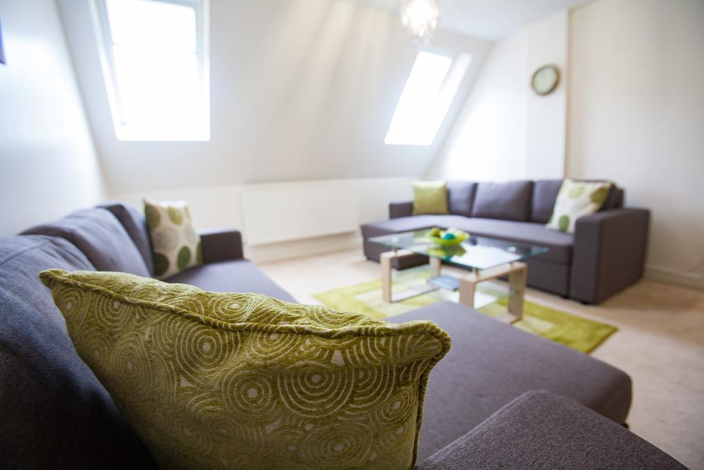 Comfortable Swindon Town Centre Apartments, Free Parking, Sleeps Up To 8 Extérieur photo