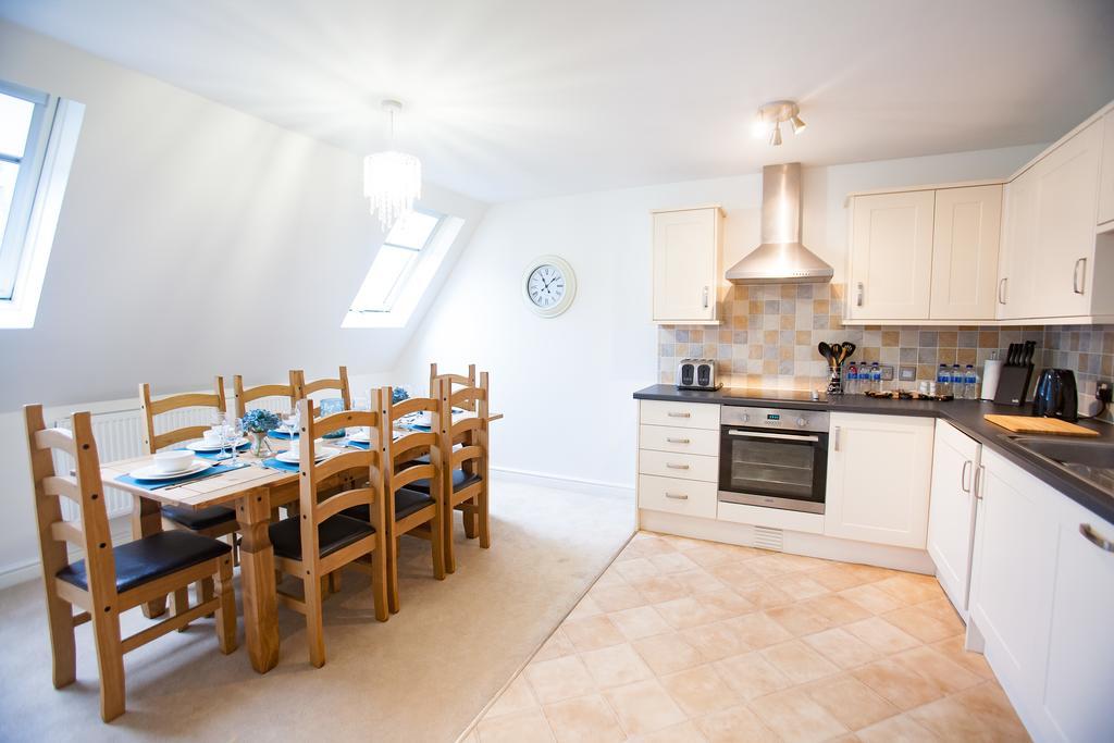 Comfortable Swindon Town Centre Apartments, Free Parking, Sleeps Up To 8 Extérieur photo
