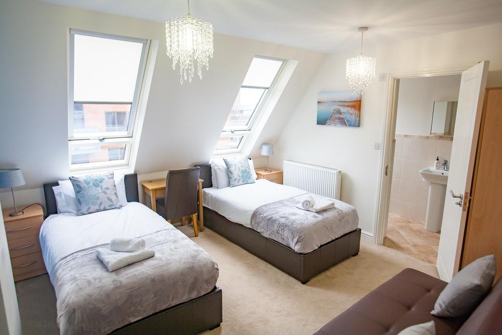 Comfortable Swindon Town Centre Apartments, Free Parking, Sleeps Up To 8 Extérieur photo