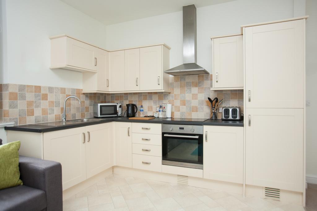 Comfortable Swindon Town Centre Apartments, Free Parking, Sleeps Up To 8 Extérieur photo