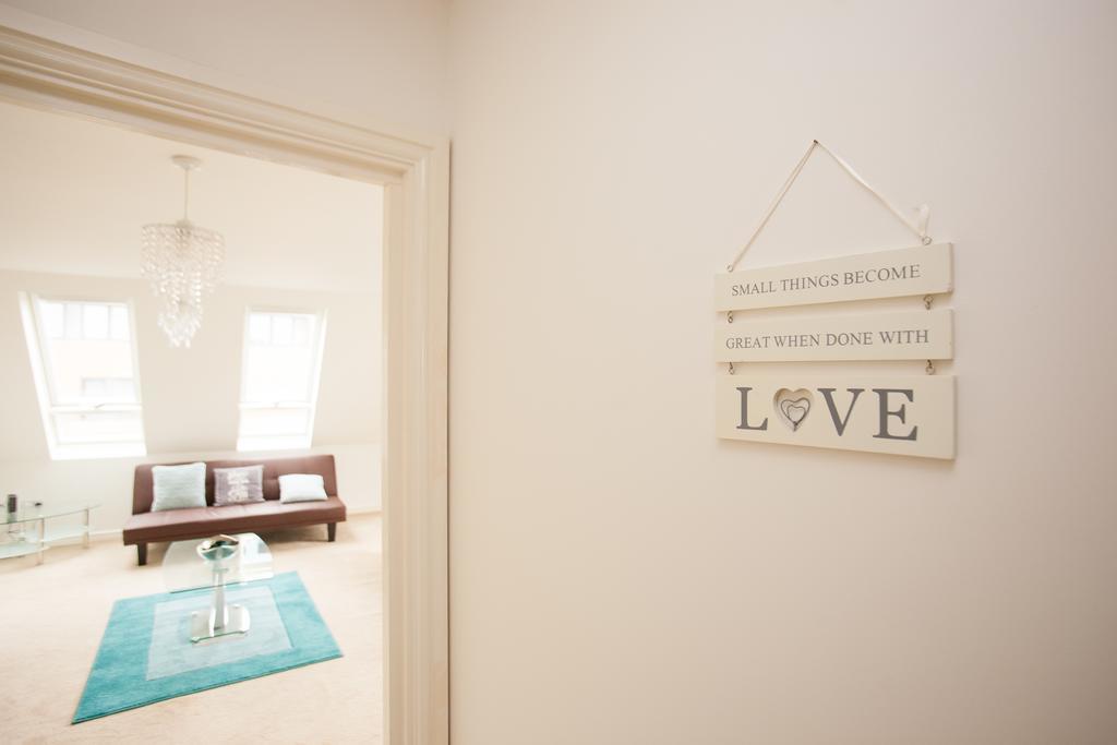 Comfortable Swindon Town Centre Apartments, Free Parking, Sleeps Up To 8 Extérieur photo