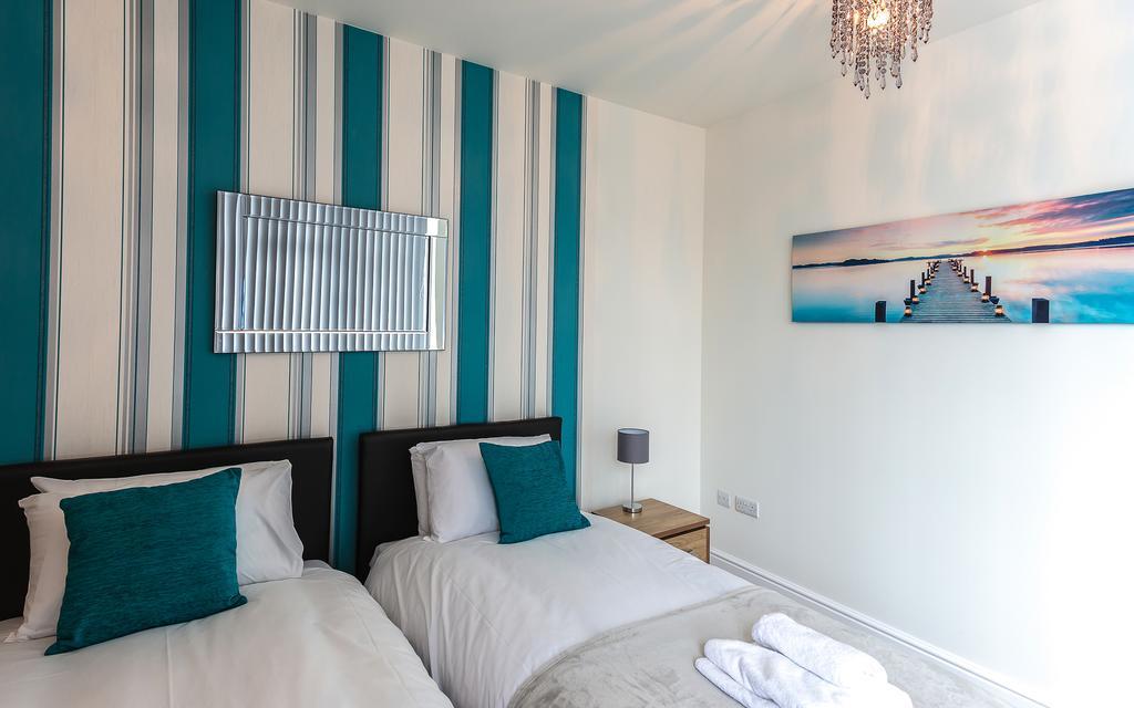 Comfortable Swindon Town Centre Apartments, Free Parking, Sleeps Up To 8 Extérieur photo