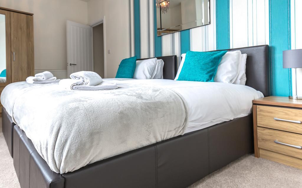 Comfortable Swindon Town Centre Apartments, Free Parking, Sleeps Up To 8 Extérieur photo
