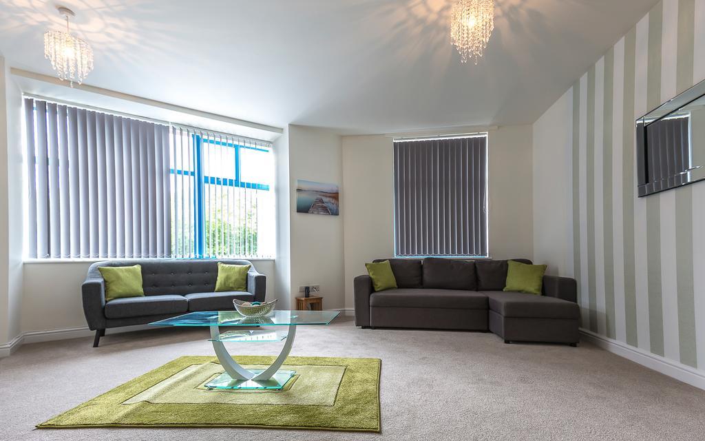 Comfortable Swindon Town Centre Apartments, Free Parking, Sleeps Up To 8 Extérieur photo