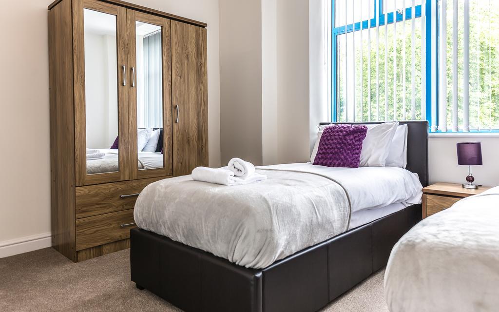 Comfortable Swindon Town Centre Apartments, Free Parking, Sleeps Up To 8 Extérieur photo