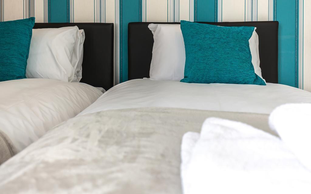 Comfortable Swindon Town Centre Apartments, Free Parking, Sleeps Up To 8 Extérieur photo