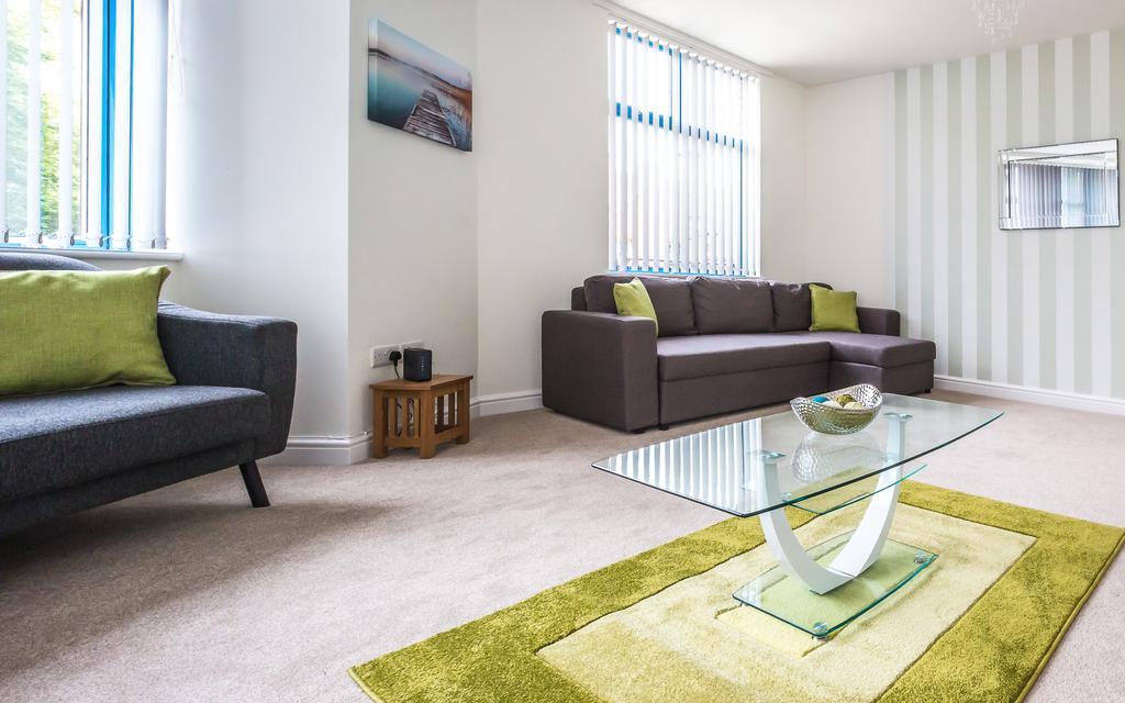 Comfortable Swindon Town Centre Apartments, Free Parking, Sleeps Up To 8 Extérieur photo