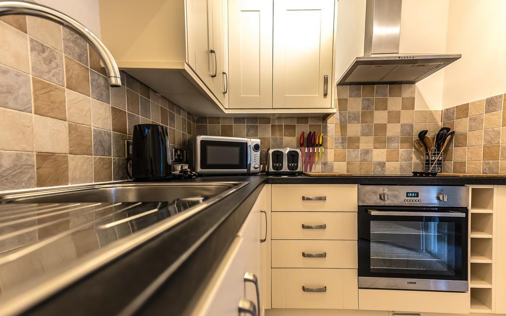 Comfortable Swindon Town Centre Apartments, Free Parking, Sleeps Up To 8 Extérieur photo