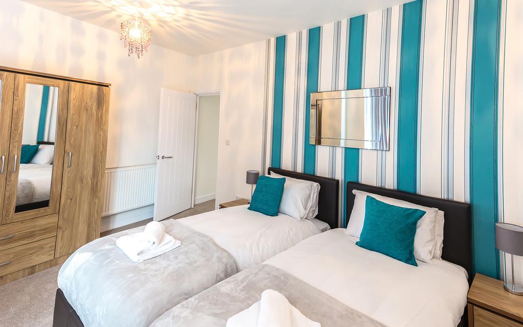Comfortable Swindon Town Centre Apartments, Free Parking, Sleeps Up To 8 Extérieur photo