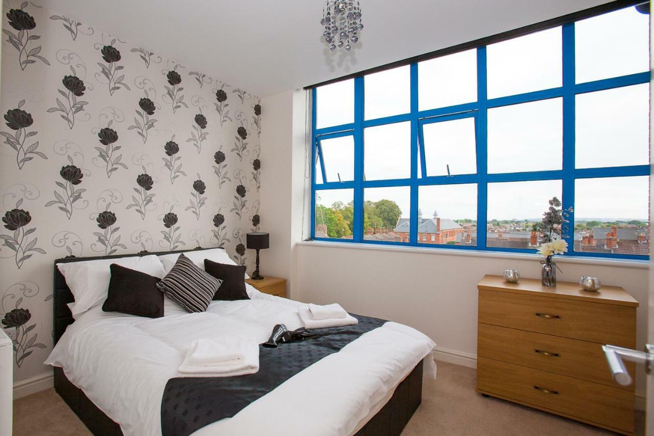 Comfortable Swindon Town Centre Apartments, Free Parking, Sleeps Up To 8 Extérieur photo