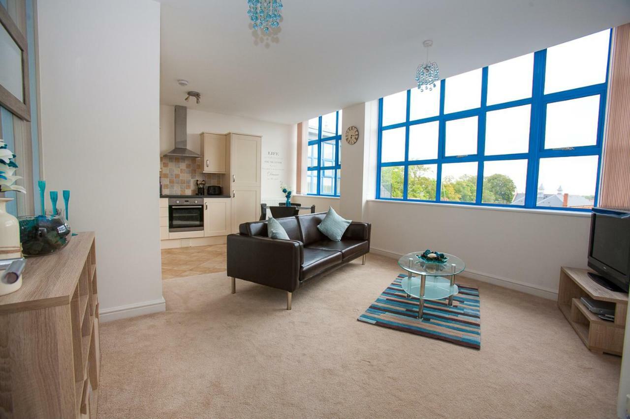 Comfortable Swindon Town Centre Apartments, Free Parking, Sleeps Up To 8 Extérieur photo