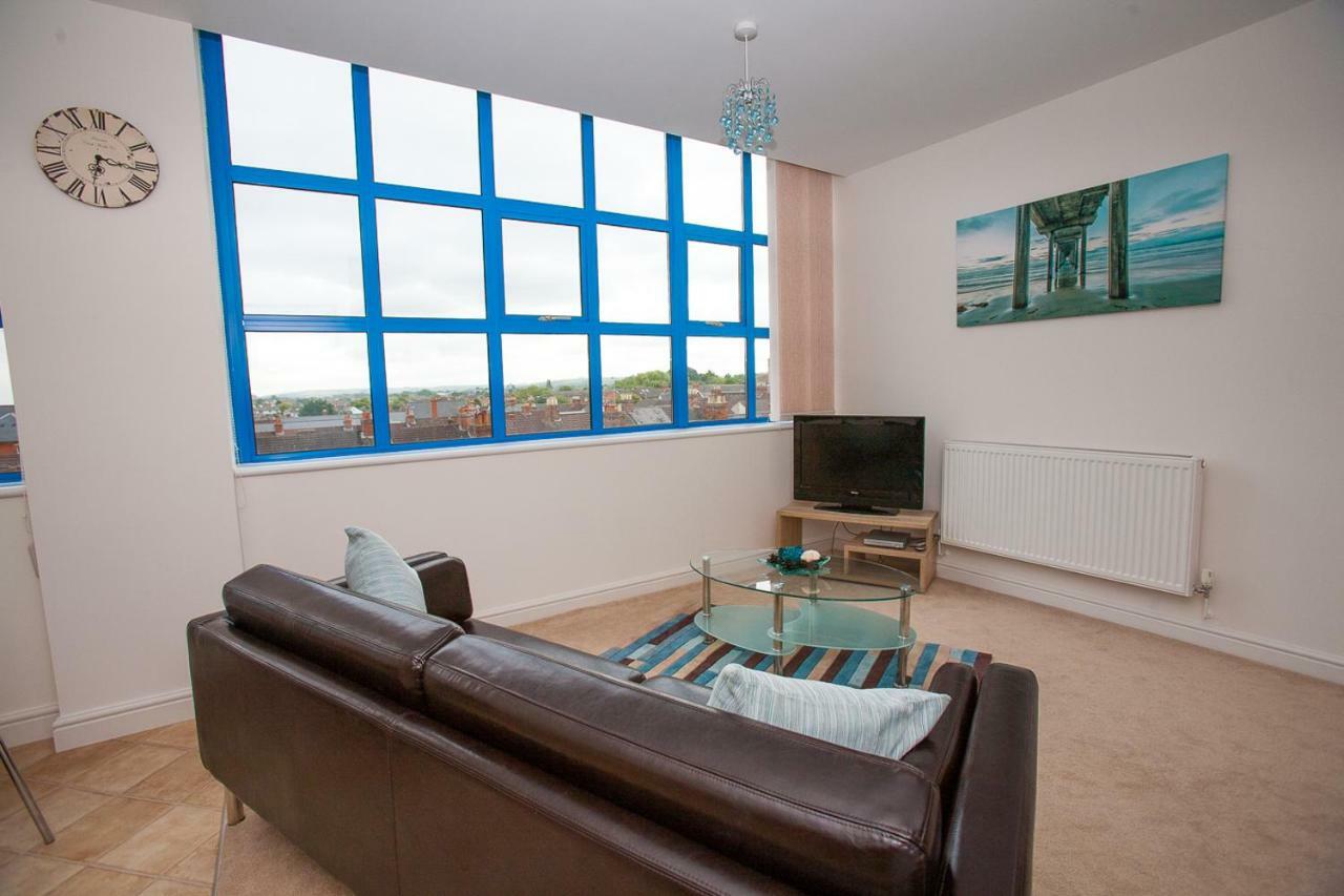 Comfortable Swindon Town Centre Apartments, Free Parking, Sleeps Up To 8 Extérieur photo