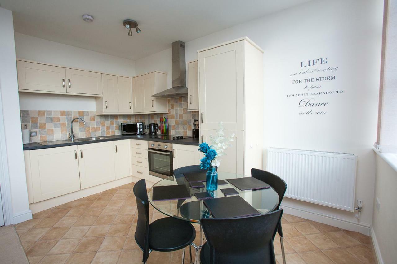 Comfortable Swindon Town Centre Apartments, Free Parking, Sleeps Up To 8 Extérieur photo